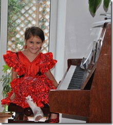 Ioana pe scaun la pian